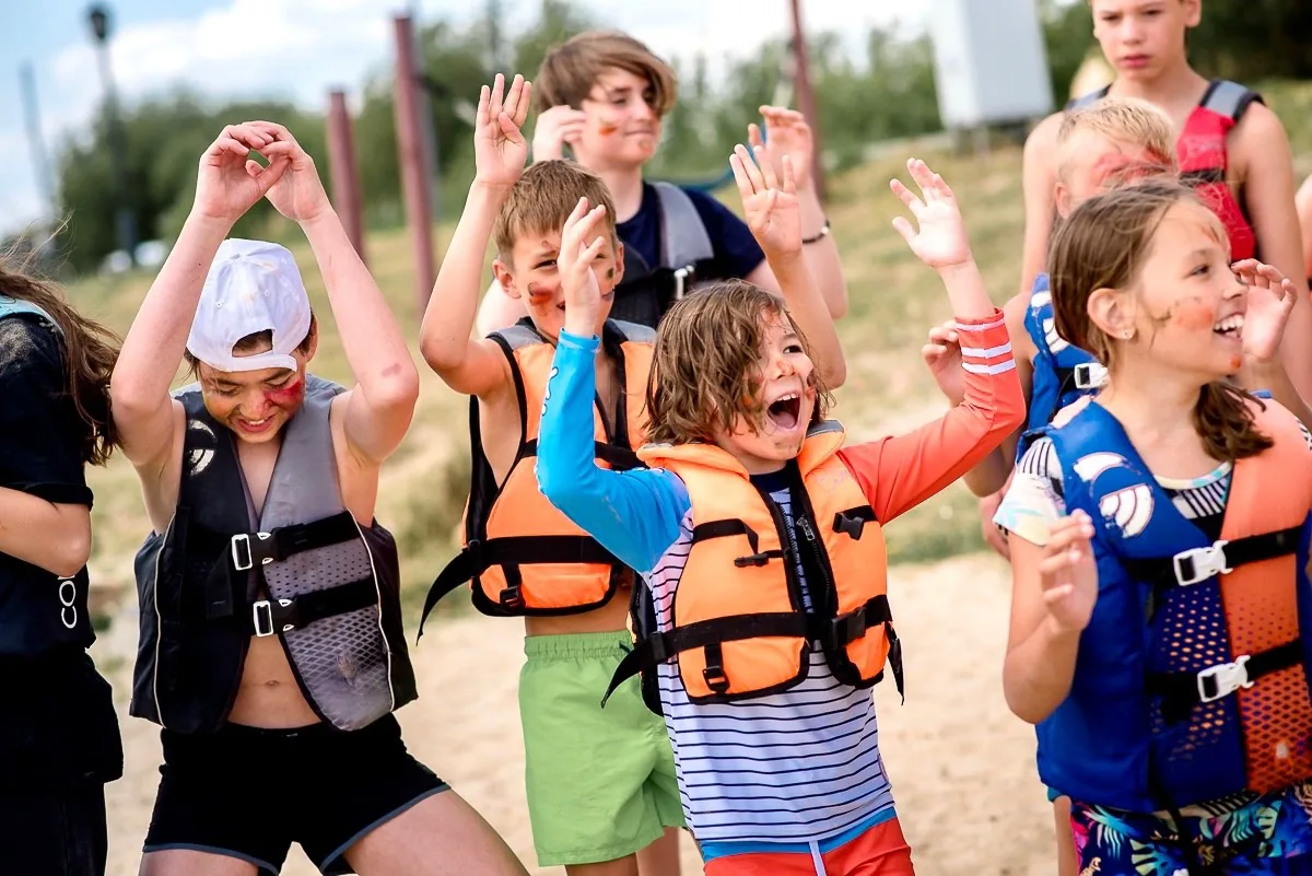 Большая группа детей и сотрудников на смене